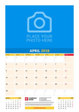 Vektör aylık takvim planlayıcısı şablonu 2018 yıl. Nisan. Vektör tasarım yer için fotoğraf yazdırma şablonu. Hafta Pazartesi günü başlar. Sayfa 3 ay. İleti örneği tasarım