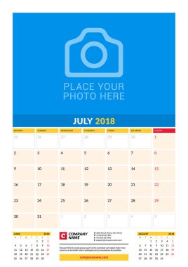 Vektör aylık takvim planlayıcısı şablonu 2018 yıl. Temmuz. Vektör tasarım yer için fotoğraf yazdırma şablonu. Hafta Pazartesi günü başlar. Sayfa 3 ay. İleti örneği tasarım