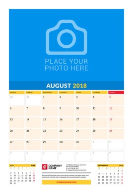Vektör aylık takvim planlayıcısı şablonu 2018 yıl. Ağustos. Vektör tasarım yer için fotoğraf yazdırma şablonu. Hafta Pazartesi günü başlar. Sayfa 3 ay. İleti örneği tasarım