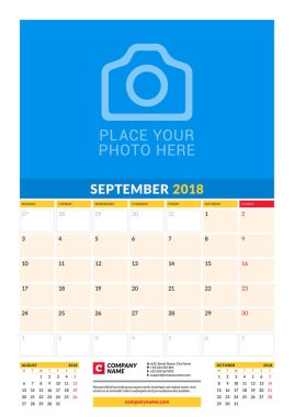 Vektör aylık takvim planlayıcısı şablonu 2018 yıl. Eylül. Vektör tasarım yer için fotoğraf yazdırma şablonu. Hafta Pazartesi günü başlar. Sayfa 3 ay. İleti örneği tasarım