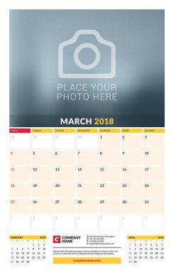 Vektör takvim planlayıcısı şablon 2018 yıl için. Mart. Vektör tasarım yer için fotoğraf yazdırma şablonu. Hafta Pazar günü başlar. Sayfa 3 ay. İleti örneği tasarım