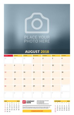 Vektör takvim planlayıcısı şablon 2018 yıl için. Ağustos. Vektör tasarım yer için fotoğraf yazdırma şablonu. Hafta Pazar günü başlar. Sayfa 3 ay. İleti örneği tasarım