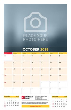 Vektör takvim planlayıcısı şablon 2018 yıl için. Ekim. Vektör tasarım yer için fotoğraf yazdırma şablonu. Hafta Pazar günü başlar. Sayfa 3 ay. İleti örneği tasarım