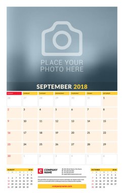 Vektör takvim planlayıcısı şablon 2018 yıl için. Eylül. Vektör tasarım yer için fotoğraf yazdırma şablonu. Hafta Pazar günü başlar. Sayfa 3 ay. İleti örneği tasarım