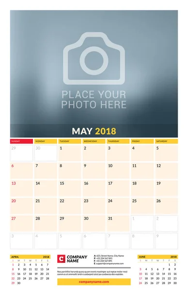 Plantilla de planificador de calendario vectorial para 2018 año. Mayo. Plantilla de impresión de diseño vectorial con lugar para la foto. La semana comienza el domingo. 3 meses en la página. Diseño de papelería — Vector de stock