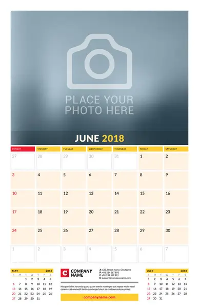 Plantilla de planificador de calendario vectorial para 2018 año. Junio. Plantilla de impresión de diseño vectorial con lugar para la foto. La semana comienza el domingo. 3 meses en la página. Diseño de papelería — Vector de stock