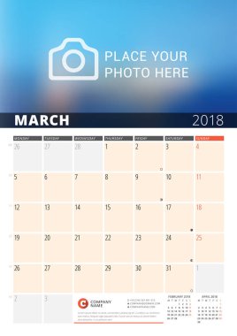 Duvar takvimi planlayıcısı 2018 yıl için. Vektör tasarım fotoğraf ve notlar için yazdırma şablonu. Ayın Evreleri. Hafta başlıyor Pazartesi. Sayfa 3 ay. Mart 2018