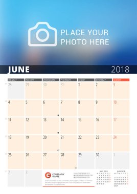 Duvar takvimi planlayıcısı 2018 yıl için. Vektör tasarım fotoğraf ve notlar için yazdırma şablonu. Ayın Evreleri. Hafta başlıyor Pazartesi. Sayfa 3 ay. Haziran 2018