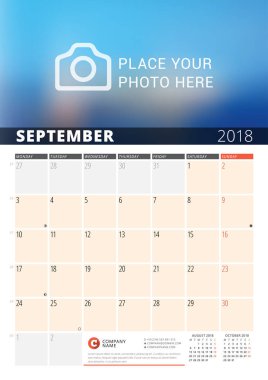 Duvar takvimi planlayıcısı 2018 yıl için. Vektör tasarım fotoğraf ve notlar için yazdırma şablonu. Ayın Evreleri. Hafta başlıyor Pazartesi. Sayfa 3 ay. Eylül 2018