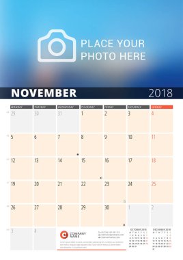 Duvar takvimi planlayıcısı 2018 yıl için. Vektör tasarım fotoğraf ve notlar için yazdırma şablonu. Ayın Evreleri. Hafta başlıyor Pazartesi. Sayfa 3 ay. Kasım 2018