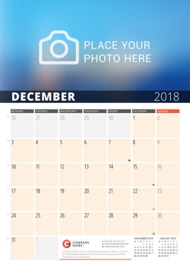 Duvar takvimi planlayıcısı 2018 yıl için. Vektör tasarım fotoğraf ve notlar için yazdırma şablonu. Ayın Evreleri. Hafta başlıyor Pazartesi. Sayfa 3 ay. Aralık 2018