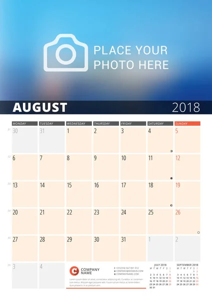 Planificador de calendario de pared para 2018 Año. Plantilla de impresión de diseño vectorial con lugar para fotos y notas. Fases de la Luna. La semana empieza el lunes. 3 meses en la página. Agosto de 2018 — Vector de stock
