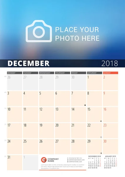 Calendrier mural Planificateur pour 2018 Année. Modèle d'impression vectoriel avec place pour la photo et les notes. Phases de la Lune. La semaine commence lundi. 3 mois à la page. décembre 2018 — Image vectorielle