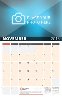 Duvar takvimi planlayıcısı 2018 yıl için. Vektör tasarım fotoğraf ve notlar için yazdırma şablonu. Ayın Evreleri. Hafta başlar Pazar. Sayfa 3 ay. Kasım 2018
