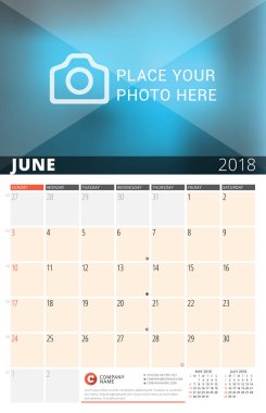 Duvar takvimi planlayıcısı 2018 yıl için. Vektör tasarım fotoğraf ve notlar için yazdırma şablonu. Ayın Evreleri. Hafta başlar Pazar. Sayfa 3 ay. Haziran 2018