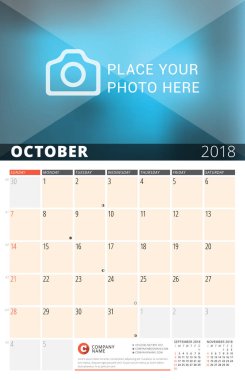 Duvar takvimi planlayıcısı 2018 yıl için. Vektör tasarım fotoğraf ve notlar için yazdırma şablonu. Ayın Evreleri. Hafta başlar Pazar. Sayfa 3 ay. Ekim 2018