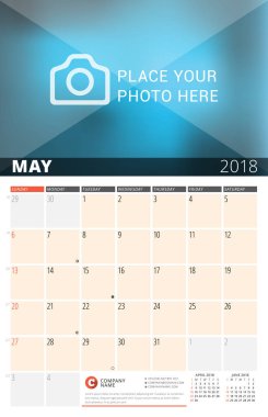 Duvar takvimi planlayıcısı 2018 yıl için. Vektör tasarım fotoğraf ve notlar için yazdırma şablonu. Ayın Evreleri. Hafta başlar Pazar. Sayfa 3 ay. Mayıs 2018