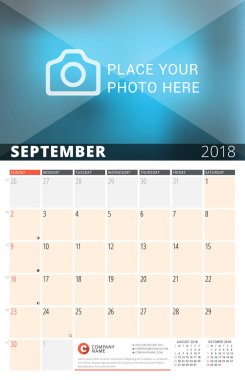 Duvar takvimi planlayıcısı 2018 yıl için. Vektör tasarım fotoğraf ve notlar için yazdırma şablonu. Ayın Evreleri. Hafta başlar Pazar. Sayfa 3 ay. Eylül 2018