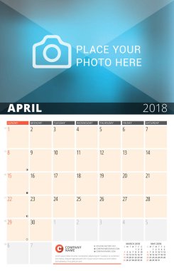 Duvar takvimi planlayıcısı 2018 yıl için. Vektör tasarım fotoğraf ve notlar için yazdırma şablonu. Ayın Evreleri. Hafta başlar Pazar. Sayfa 3 ay. Nisan 2018