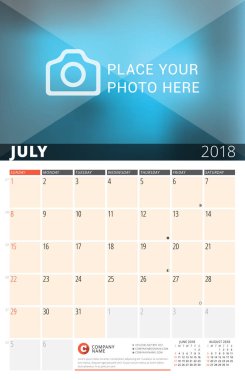 Duvar takvimi planlayıcısı 2018 yıl için. Vektör tasarım fotoğraf ve notlar için yazdırma şablonu. Ayın Evreleri. Hafta başlar Pazar. Sayfa 3 ay. Temmuz 2018