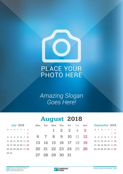 Sierpień 2018 r. Miesięczny Kalendarz ścienny na rok 2018. Wektor wzór wydruku szablonu z miejscem na zdjęcie. Tydzień rozpoczyna się w poniedziałek. 3 miesięcy na stronie — Wektor stockowy