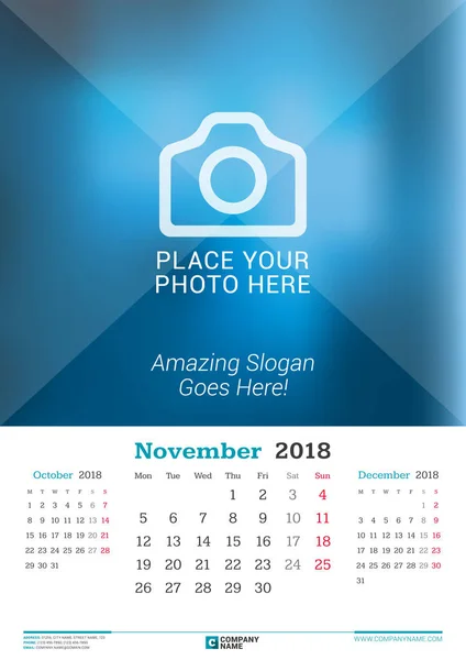 Listopad 2018. Nástěnný měsíční kalendář pro rok 2018. Vektorový tisk šablona návrhu s místem pro fotografie. Týden začíná v pondělí. 3 měsíce na stránce — Stockový vektor