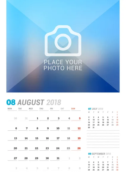 Août 2018. Modèle de calendrier mural. Modèle d'impression vectoriel avec place pour la photo. La semaine commence lundi. 3 Mois sur la page — Image vectorielle