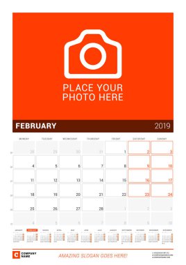 Şubat 2019. Duvar takvimi 2019 yıl için. Vektör tasarım fotoğraf ve yıl takvimi için yer yazdırma şablonu. Hafta sarts Pazartesi günü