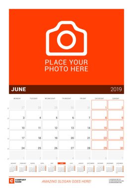 Haziran 2019. Duvar takvimi 2019 yıl için. Vektör tasarım fotoğraf ve yıl takvimi için yer yazdırma şablonu. Hafta sarts Pazartesi günü