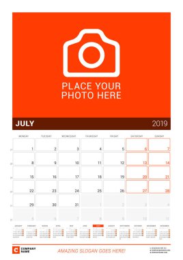 Temmuz 2019. Duvar takvimi 2019 yıl için. Vektör tasarım fotoğraf ve yıl takvimi için yer yazdırma şablonu. Hafta sarts Pazartesi günü