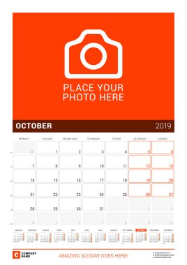Ekim 2019. Duvar takvimi 2019 yıl için. Vektör tasarım fotoğraf ve yıl takvimi için yer yazdırma şablonu. Hafta sarts Pazartesi günü