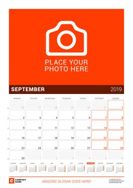 Eylül 2019. Duvar takvimi 2019 yıl için. Vektör tasarım fotoğraf ve yıl takvimi için yer yazdırma şablonu. Hafta sarts Pazartesi günü