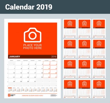 Duvar takvimi 2019 yıl için. 12 ay kümesi. Vektör tasarım fotoğraf ve yıl takvimi için yer yazdırma şablonu. Hafta sarts Pazartesi günü