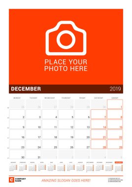 Aralık 2019. Duvar takvimi 2019 yıl için. Vektör tasarım fotoğraf ve yıl takvimi için yer yazdırma şablonu. Hafta sarts Pazartesi günü