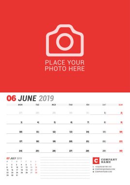 Duvar takvimi planlayıcısı 2019 yıl için. Haziran. Vektör yazdırma şablonu fotoğraf için bir yer. Hafta Pazartesi günü başlar