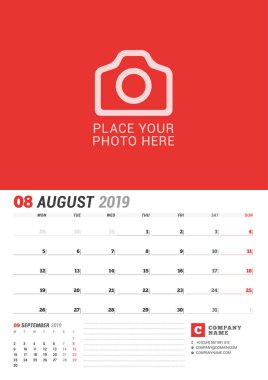 Duvar takvimi planlayıcısı 2019 yıl için. Ağustos. Vektör yazdırma şablonu fotoğraf için bir yer. Hafta Pazartesi günü başlar