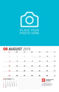 Duvar takvimi planlayıcısı 2019 yıl için. Ağustos. Vektör yazdırma şablonu fotoğraf için bir yer. Hafta Pazar günü başlar