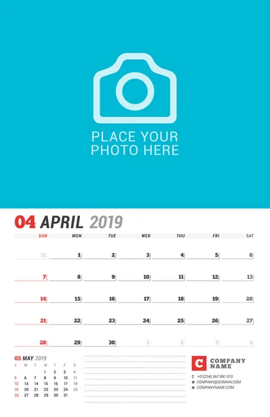 Planificador de calendario de pared para 2019 año. April. Plantilla de impresión vectorial con lugar para la foto. La semana comienza el domingo — Vector de stock
