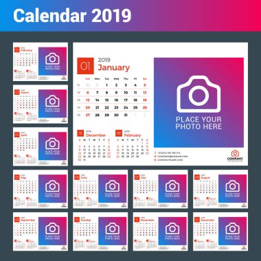 2019 yıl için takvim. Vektör tasarım fotoğraf ve şirket logosu için yer yazdırma şablonu. Hafta Pazar günü başlar. 12 ay