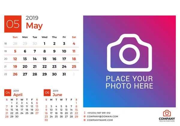 Calendario de mayo de 2019. Plantilla de impresión de diseño vectorial con lugar para foto y logotipo de la empresa. La semana comienza el domingo. 3 meses en la página — Vector de stock