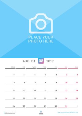 Duvar takvimi Ağustos 2019 için. Vektör tasarım yer için fotoğraf yazdırma şablonu. Hafta Pazartesi günü başlar. Dikey yazdırma yönü