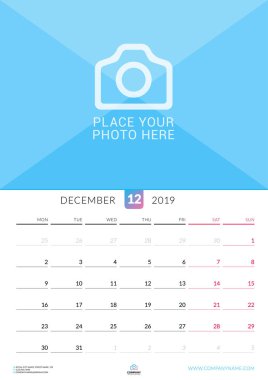 Duvar takvimi için Aralık 2019. Vektör tasarım yer için fotoğraf yazdırma şablonu. Hafta Pazartesi günü başlar. Dikey yazdırma yönü
