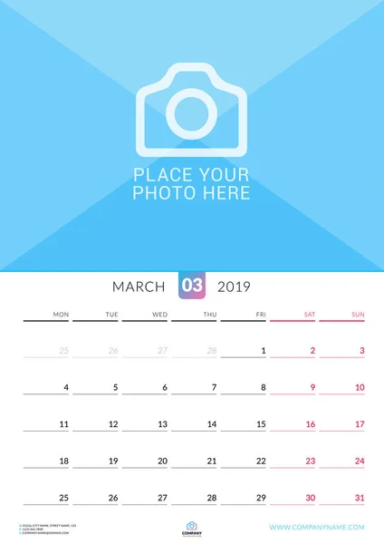 Calendario mural de marzo de 2019. Plantilla de impresión de diseño vectorial con lugar para la foto. La semana comienza el lunes. Orientación vertical — Vector de stock