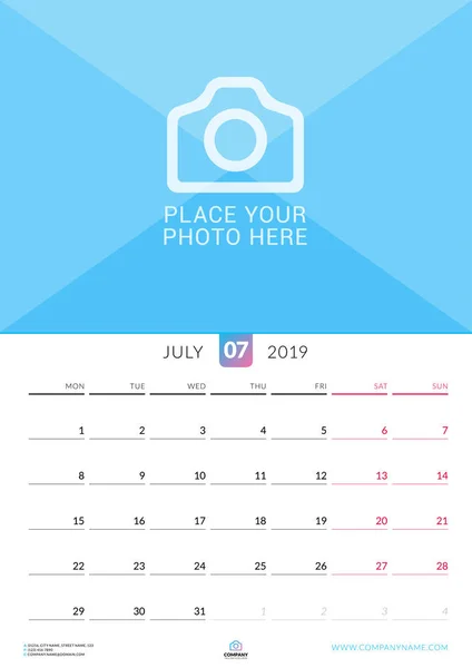 Calendario mural para julio de 2019. Plantilla de impresión de diseño vectorial con lugar para la foto. La semana comienza el lunes. Orientación vertical — Vector de stock