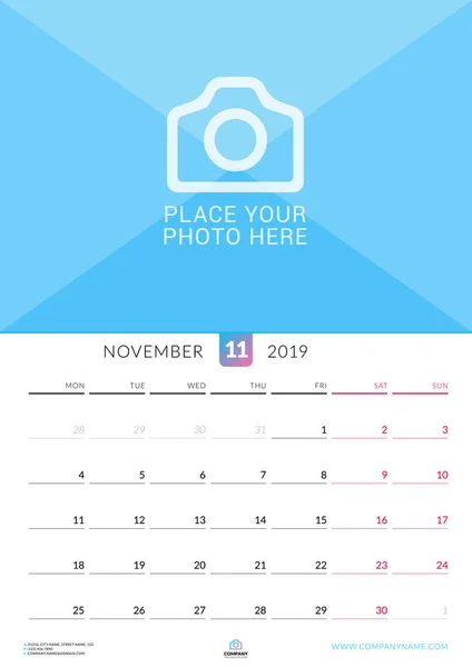 Calendario mural para noviembre de 2019. Plantilla de impresión de diseño vectorial con lugar para la foto. La semana comienza el lunes. Orientación vertical — Vector de stock