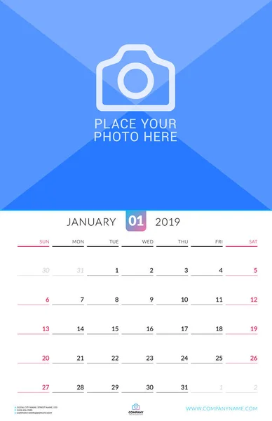 Calendario mural para enero de 2019. Plantilla de impresión de diseño vectorial con lugar para la foto. La semana comienza el domingo. Orientación vertical — Vector de stock