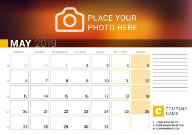 Takvim için Mayıs 2019. Vektör tasarım fotoğraf, Logo ve iletişim bilgileri için yer yazdırma şablonu. Hafta Pazartesi günü başlar. Hafta numaralarını ve notlar için yer ile takvim Kılavuzu