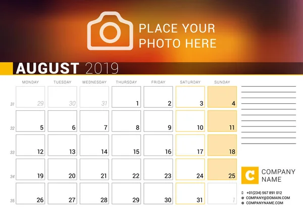 Calendrier pour août 2019. Modèle d'impression vectoriel avec place pour la photo, le logo et les coordonnées. La semaine commence lundi. Grille de calendrier avec numéros de semaine et place pour les notes — Image vectorielle