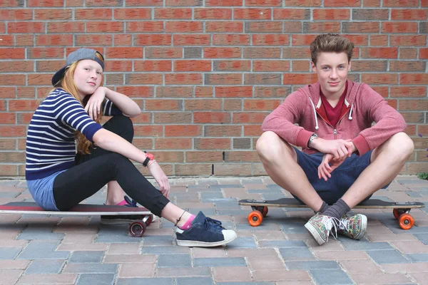 Deux jeunes skateurs — Photo