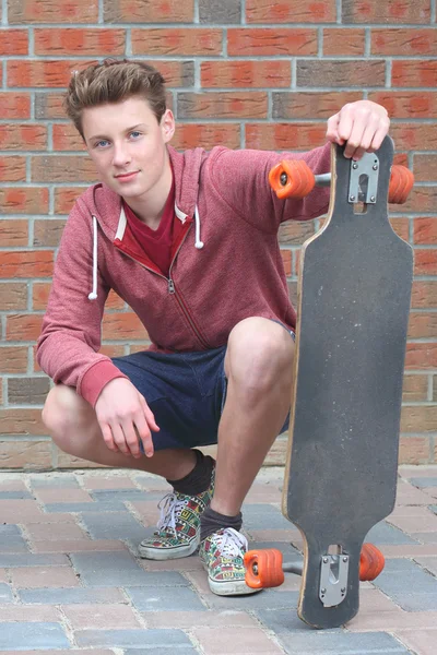 Jonge jongen skadeboarder — Stockfoto